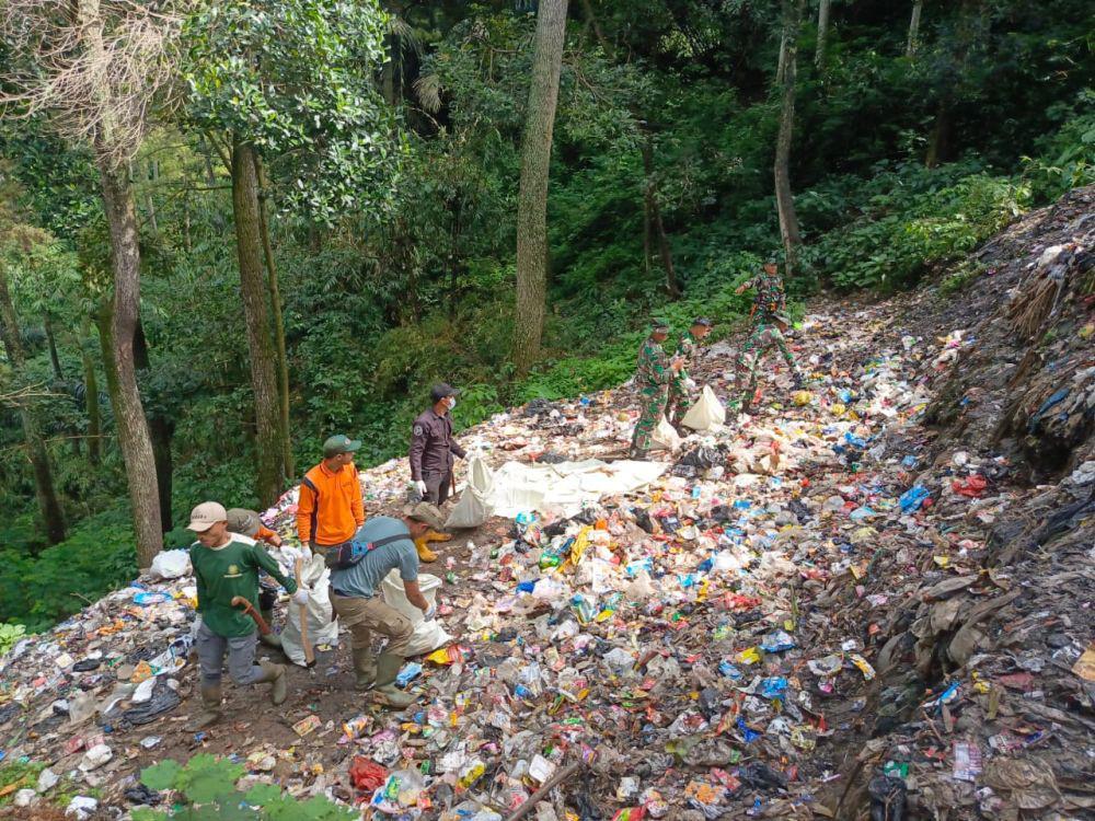 2,5 Ton Sampah Rumah Tangga di Tahura Djuanda Diangkut!