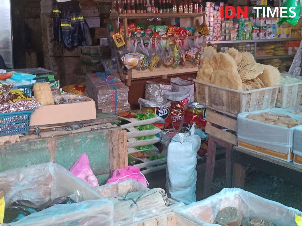 Pantauan harga beras di Pasar Pasir Gintung, Senin (4/3/2024). (IDN Times/Tama Yudha Wiguna).