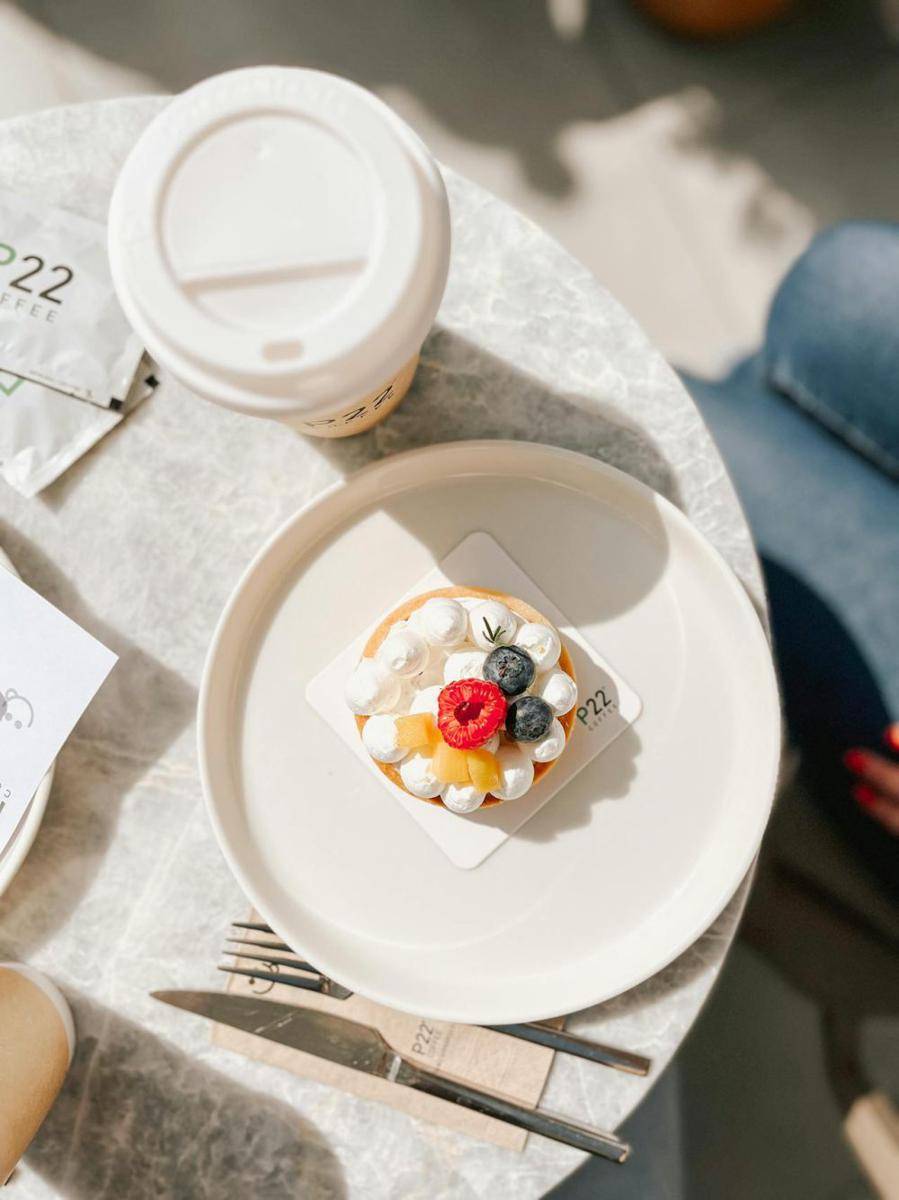 Foto kue tart dan segelas teh (pexels.com/Alper Tunga Danyildiz)