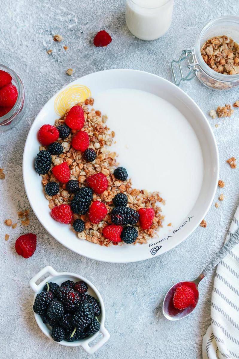 Foto semangkok oatmeal, buah, dan susu (pexels.com/Anastasia Belousova)