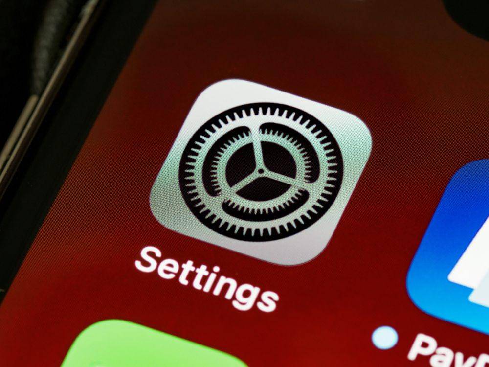 Ilustrasi ikon setting di iPhone untuk mengatur penggunaan baterai (Pexels.com/Brett Jordan)