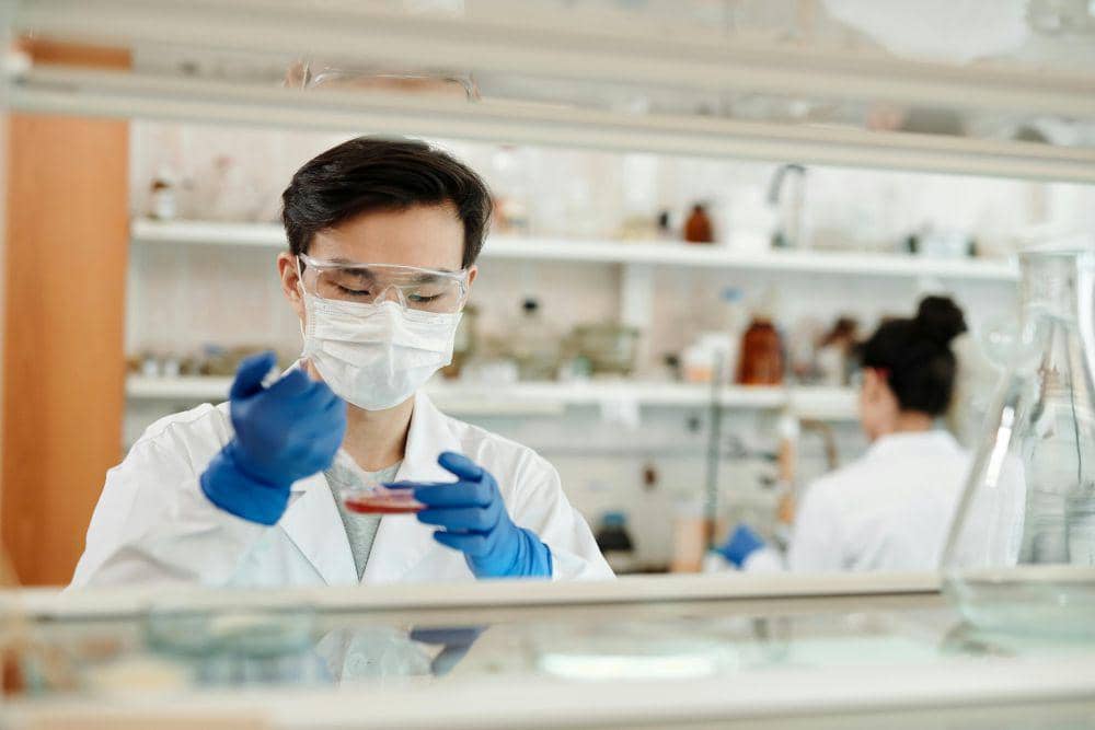 ilustrasi pengambilan sampel di laboratorium (pexels.com/Edward Jenner)