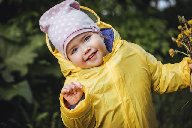 5 Tips Memilih Mantel atau Jas Hujan untuk Anak, Berwarna Terang