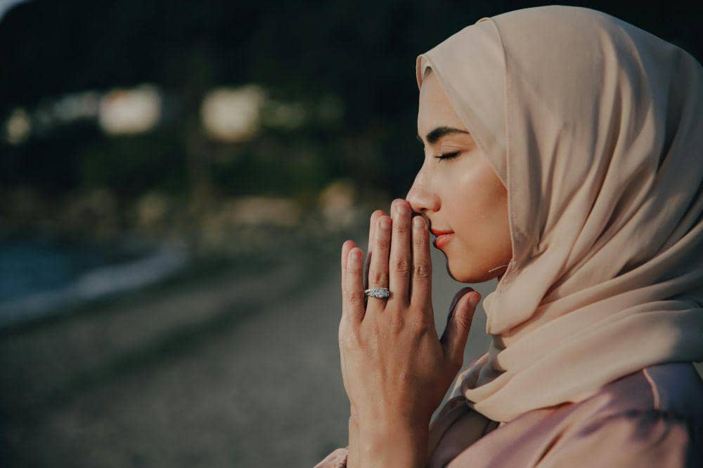 ilustrasi sedang berdoa (pexels.com/PNW Production)