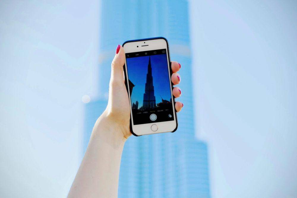 Ilustrasi mengaktifkan low power mode dengan kecerahan layar yang berkurang (Pexels.com/Tim Gouw)