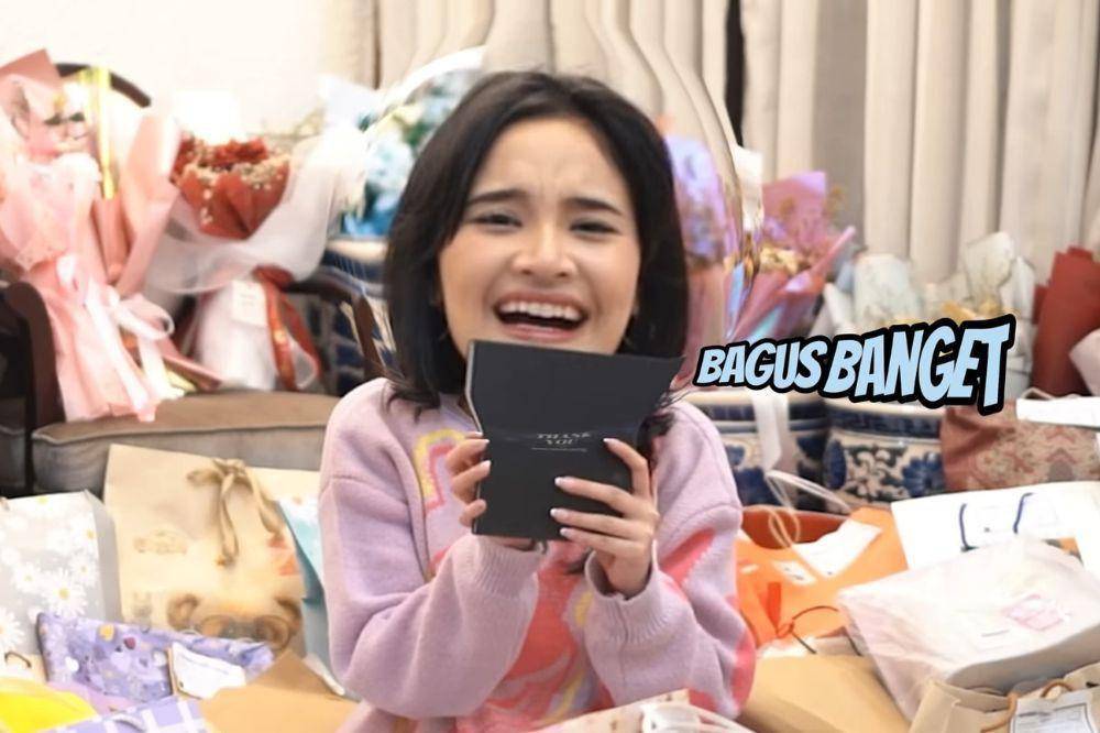 Potret Ashel eks JKT48 unboxing gift graduation (Youtube.com/Adzana Ashel)