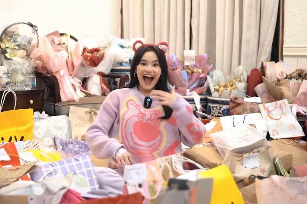 Potret Ashel eks JKT48 unboxing gift graduation (Youtube.com/Adzana Ashel)