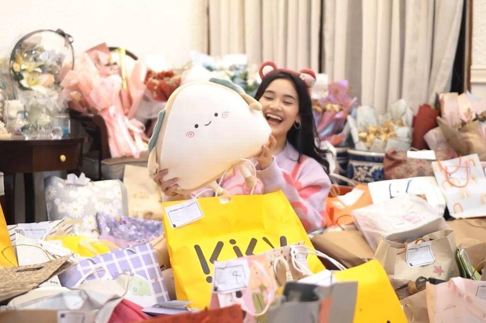 Potret Ashel eks JKT48 unboxing gift graduation (Youtube.com/Adzana Ashel)