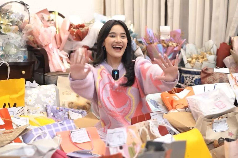 Potret Ashel eks JKT48 unboxing gift graduation (Youtube.com/Adzana Ashel)