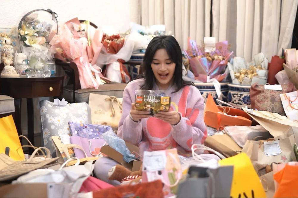 Potret Ashel eks JKT48 unboxing gift graduation (Youtube.com/Adzana Ashel)