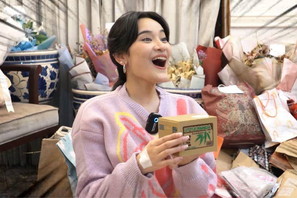 Potret Ashel eks JKT48 unboxing gift graduation (Youtube.com/Adzana Ashel)