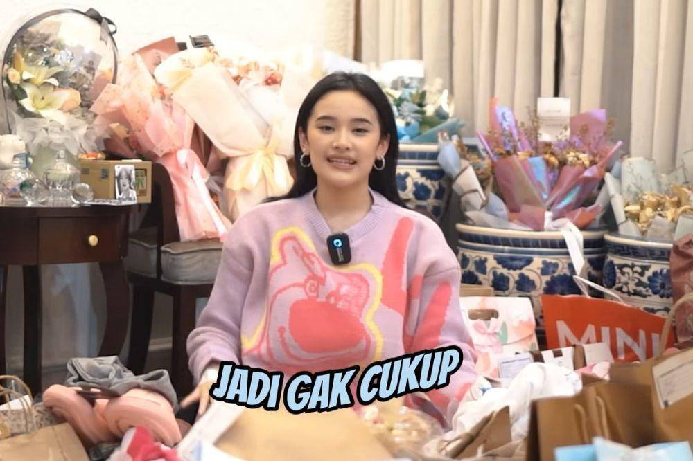 Potret Ashel eks JKT48 unboxing gift graduation (Youtube.com/Adzana Ashel)