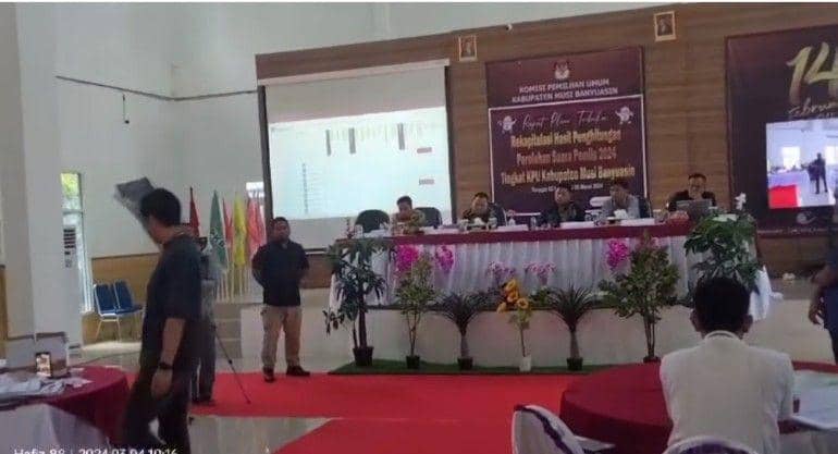 (Ratusan massa saat menggeruduk kantor KPU Muba yang tengah menggelar pleno terbuka) IDN Times/istimewa