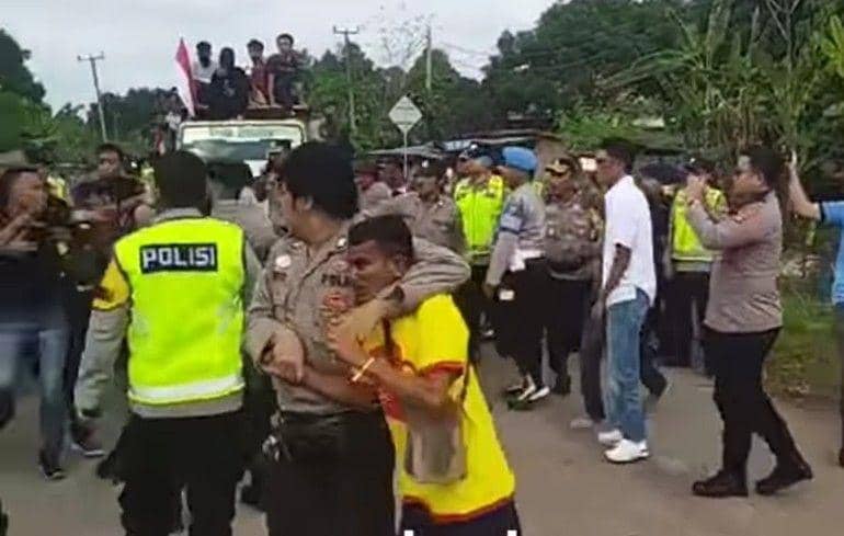 (Ratusan massa saat menggeruduk kantor KPU Muba yang tengah menggelar pleno terbuka) IDN Times/istimewa