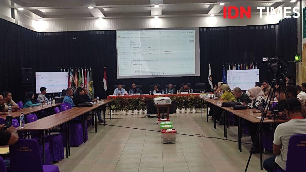 Suasana rapat pleno rekapitulasi penghitungan suara hasil Pemilu 2024 tingkat Kota Banda Aceh. (IDN Times/Mhd Saifullah)