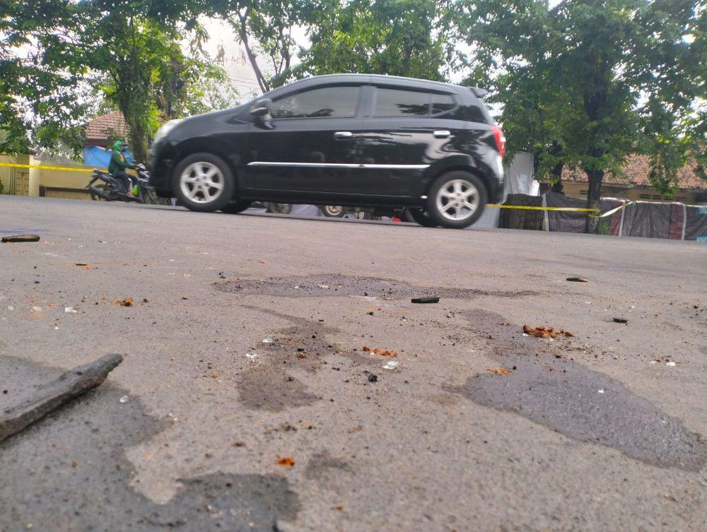 Mako Gegana Dipasang Garis Polisi, Serpihan Kaca Berserakan di Jalan