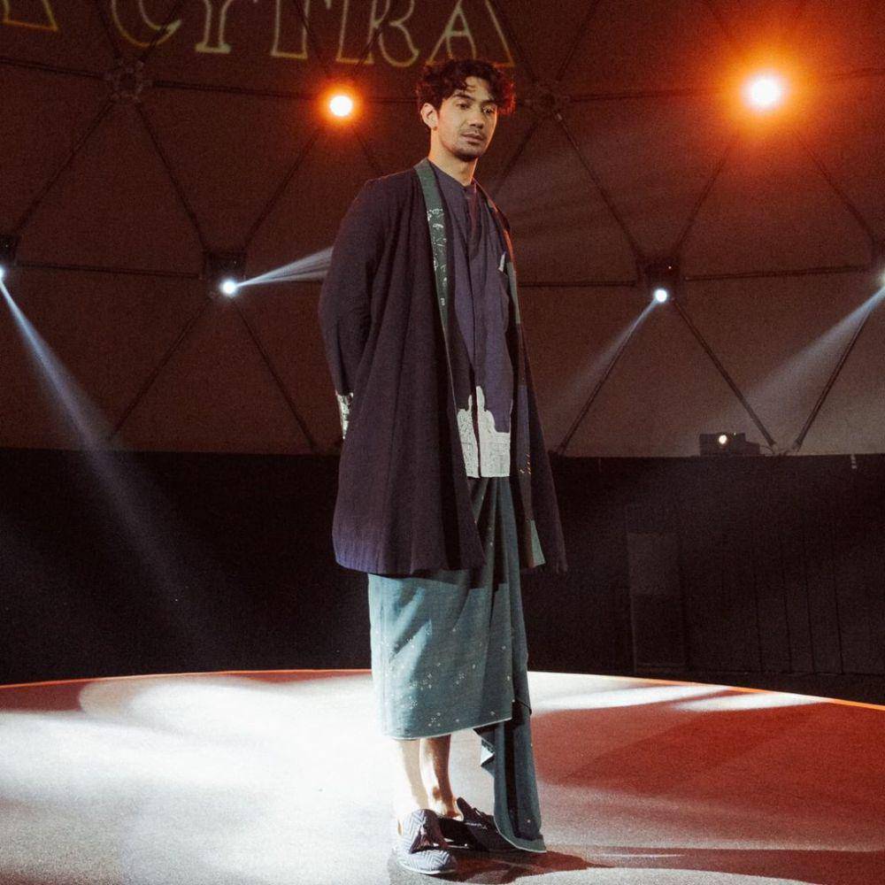 gaya Reza Rahadian dengan busana etnik (instagram.com/hagaipakan)