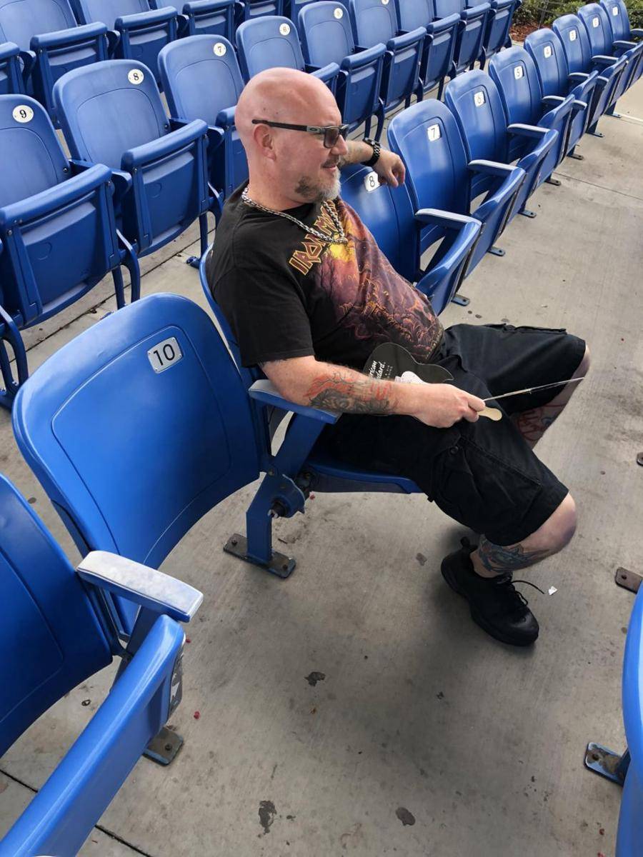 momen apes tempat duduk jelek saat konser (reddit.com/user/Kennedylan)