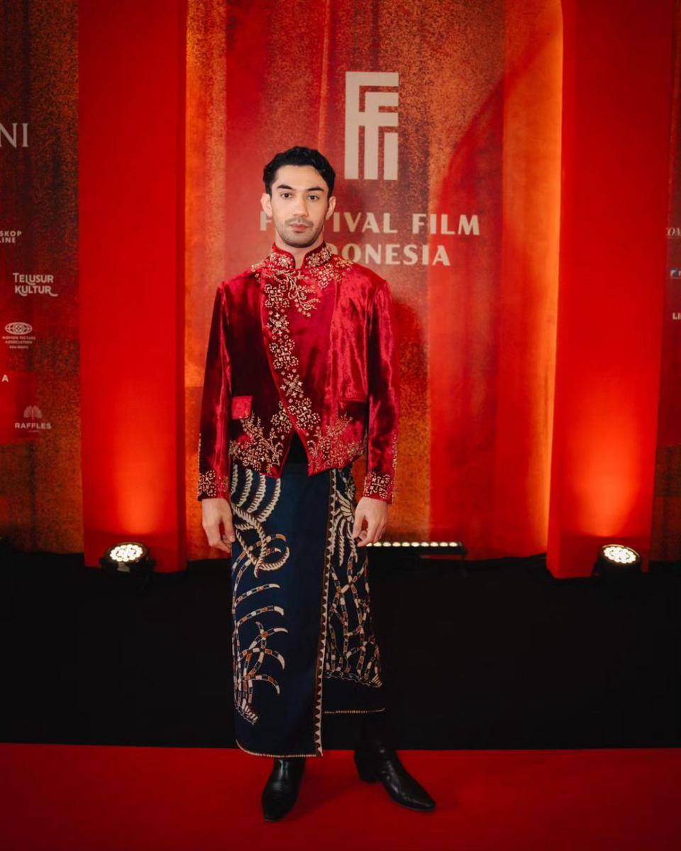 gaya Reza Rahadian dengan busana etnik (instagram.com/hagaipakan)