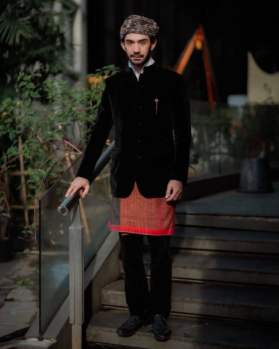 gaya Reza Rahadian dengan busana etnik (instagram.com/hagaipakan)