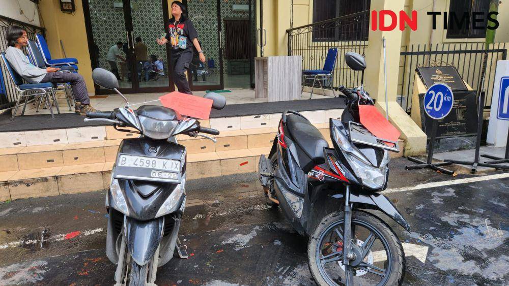 Barang bukti dua sepeda mootor hasil pencurian kedua tersangka yang berhasil ditangkap Polres Metro Depok. (IDNTimes/Dicky)