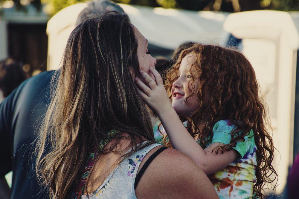 ilustrasi ibu dan anak (pexels.com/Brett Sayles)
