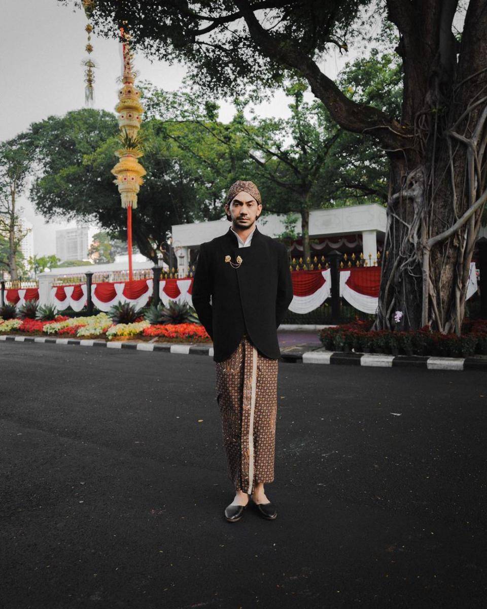 gaya Reza Rahadian dengan busana etnik (instagram.com/officialpilarez)