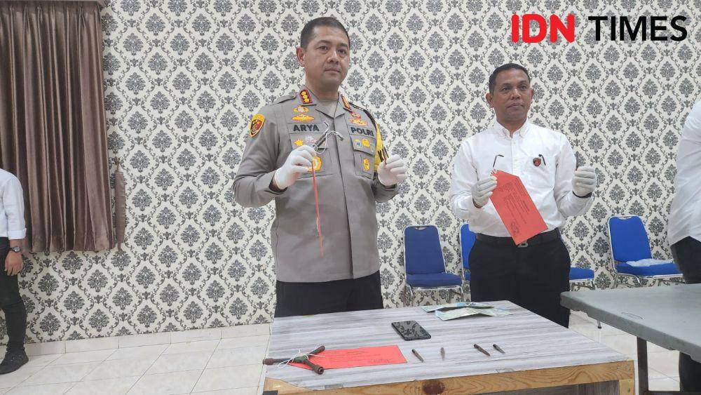 Kapolres Metro Depok, Kombes Pol Arya Perdana memperlihatkan barang bukti kunci letter L yang digunakan kedua tersangka mencuri sepeda motor. (IDNTimes/Dicky)