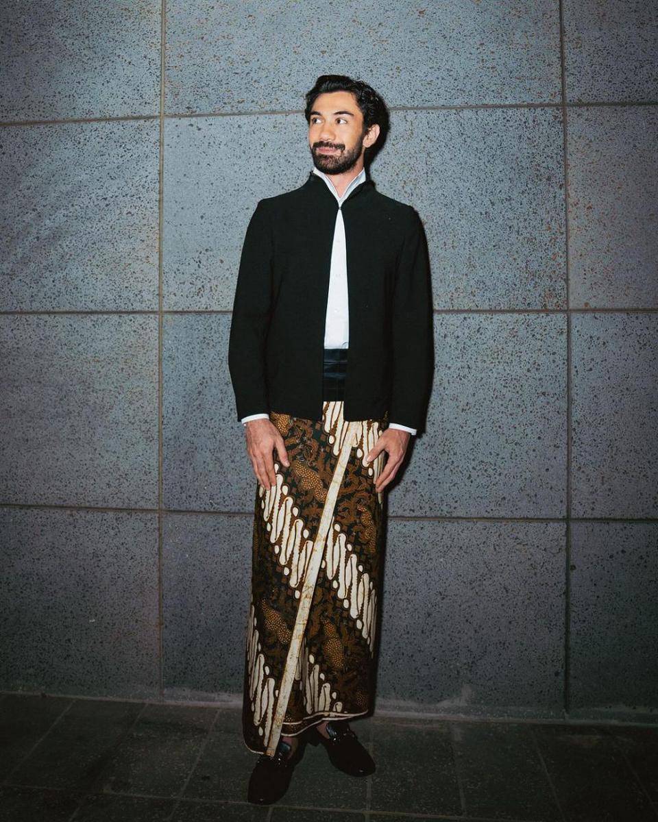 gaya Reza Rahadian dengan busana etnik (instagram.com/officialpilarez)