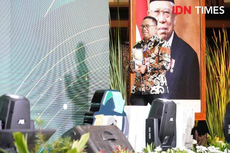Pj Bupati PPU, Makmur Marbun dengan piala Adipura tahun 2023  (IDN Times/Ervan)