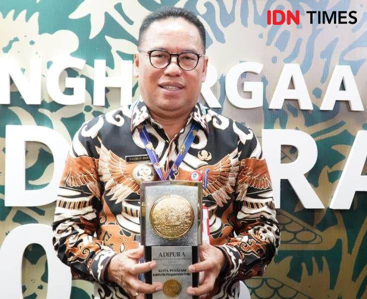 Pj Bupati PPU, Makmur Marbun tunjukan piala Adipura tahun 2023  (IDN Times/Ervan)