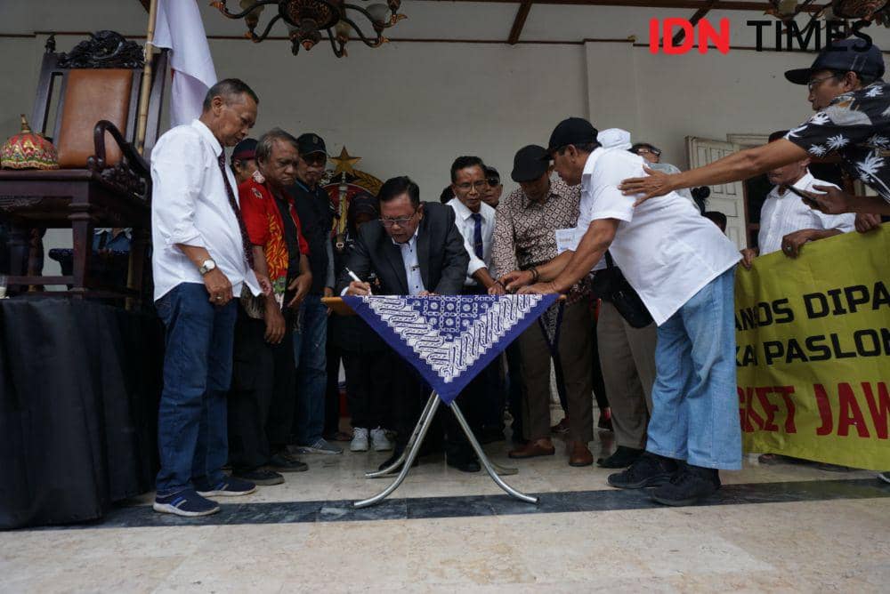Aksi Aliansi Rakyat Jogja Bersatu di depan DPRD DIY, Selasa (5/3/2024). (IDN Times/Herlambang Jati Kusumo)