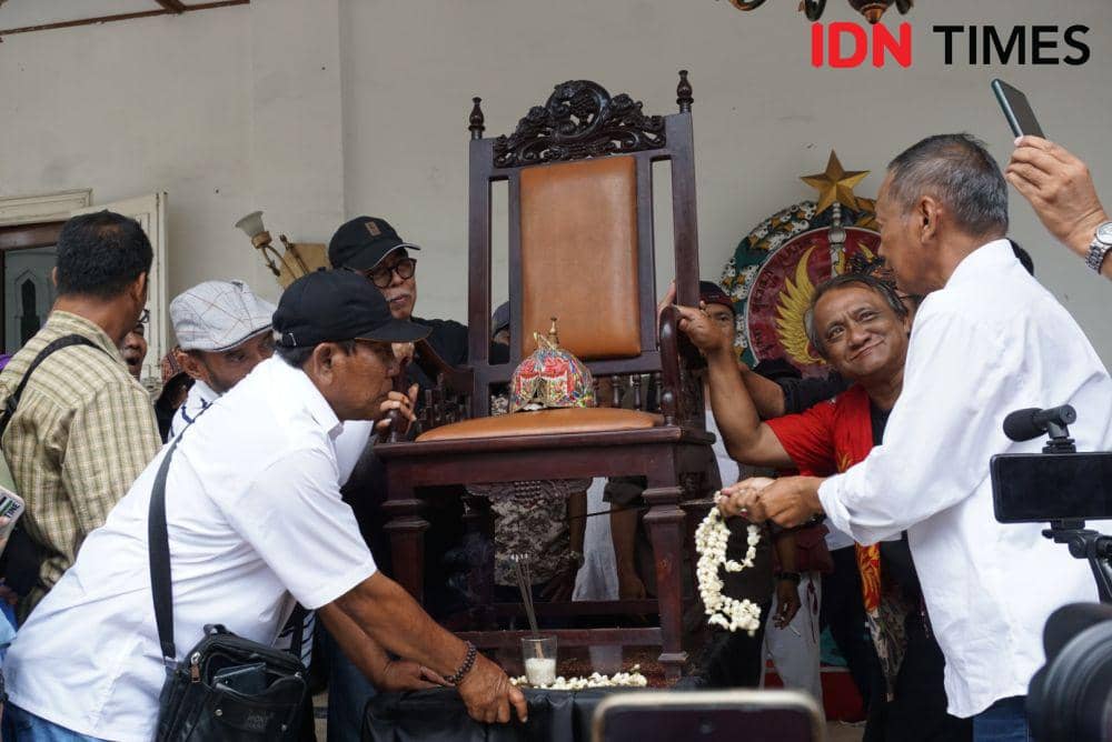 Aliansi Rakyat Jogja Bersatu Gergaji Kursi di Gedung DPRD DIY