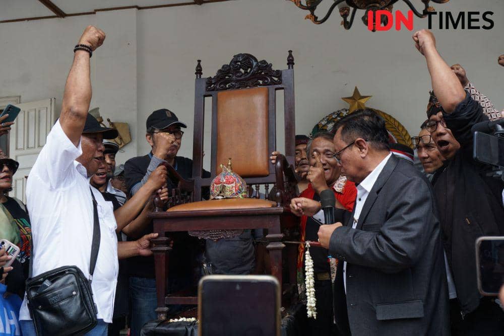 Aliansi Rakyat Jogja Bersatu gelar aksi menggergaji kursi di depan DPRD DIY, Selasa (5/3/2024). (IDN Times/Herlambang Jati Kusumo)