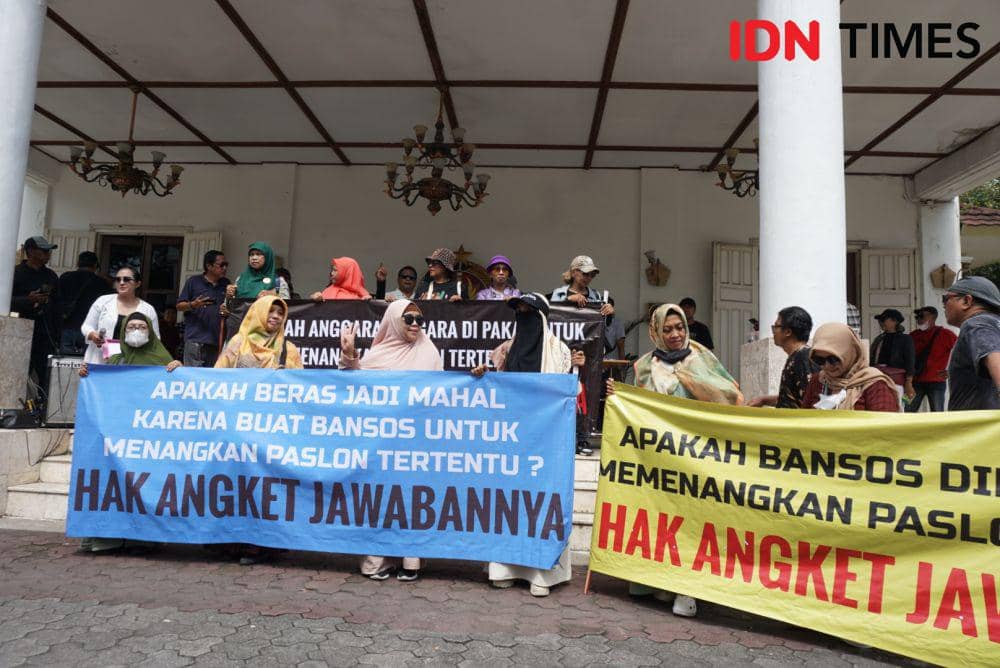 Aksi Aliansi Rakyat Jogja Bersatu di depan DPRD DIY, Selasa (5/3/2024). (IDN Times/Herlambang Jati Kusumo)
