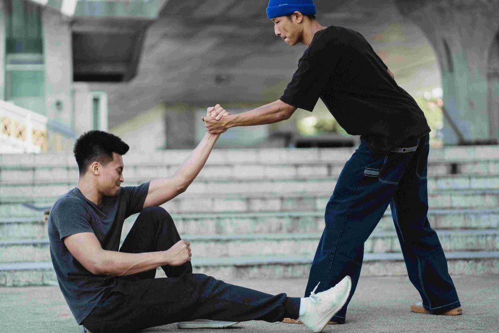 ilustrasi memberikan bantuan kepada teman (pexels.com/Allan Mas )