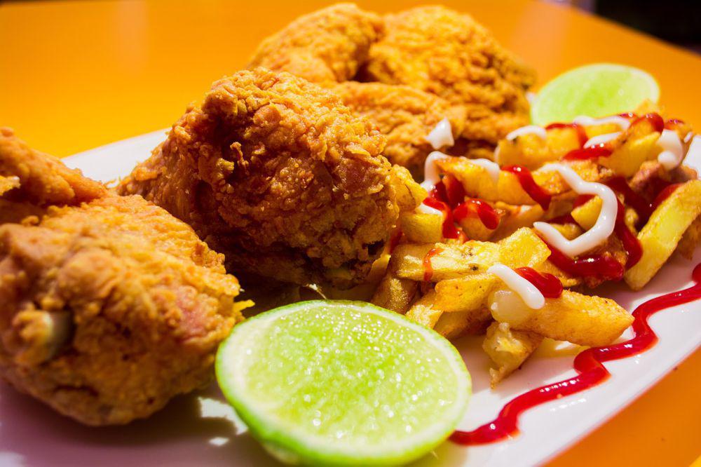 5 Tempat Makan Fried Chicken Lokal Viral di Surabaya