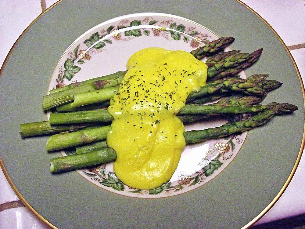 asparagus dengan saus hollandaise (commons.wikimedia.org/Mark James Miller)