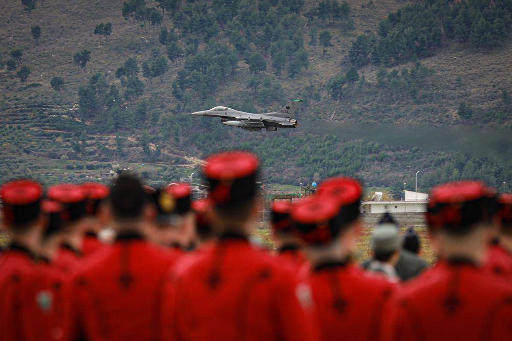 Pesawat tempur Italia saat mendarat di Kucova, Albania. (twitter.com/USEmbassyTirana)