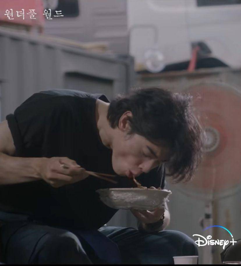 potret Cha Eun Woo makan jjangmyeon di episode 2 drama Wonderful World (instagram.com/disneypluskr)