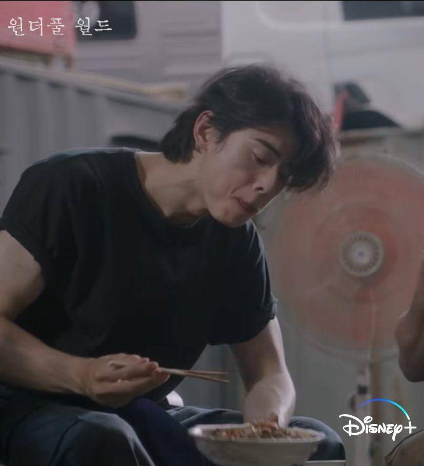 potret Cha Eun Woo makan jjangmyeon di episode 2 drama Wonderful World (instagram.com/disneypluskr)