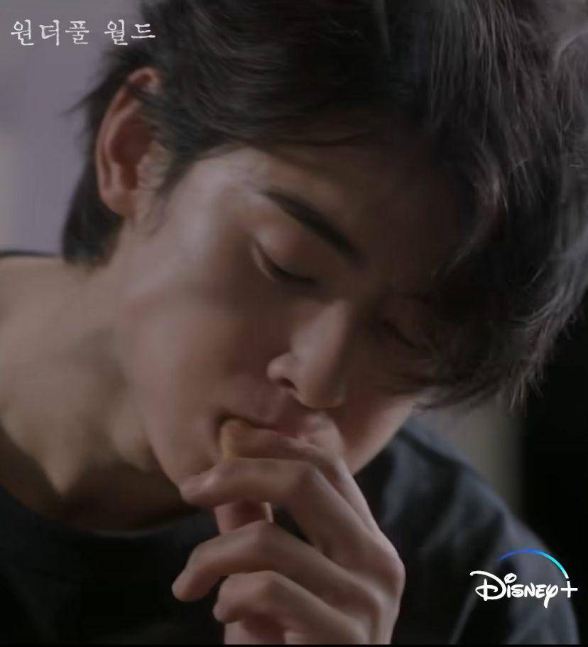 potret Cha Eun Woo makan jjangmyeon di episode 2 drama Wonderful World (instagram.com/disneypluskr)