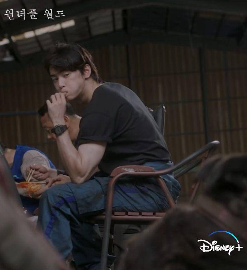potret Cha Eun Woo makan jjangmyeon di episode 2 drama Wonderful World (instagram.com/disneypluskr)