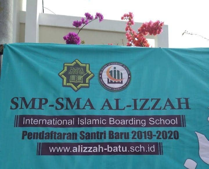 Banner sekolah SMP Al Izzah Kota Batu. (IDN Times/istimewa)
