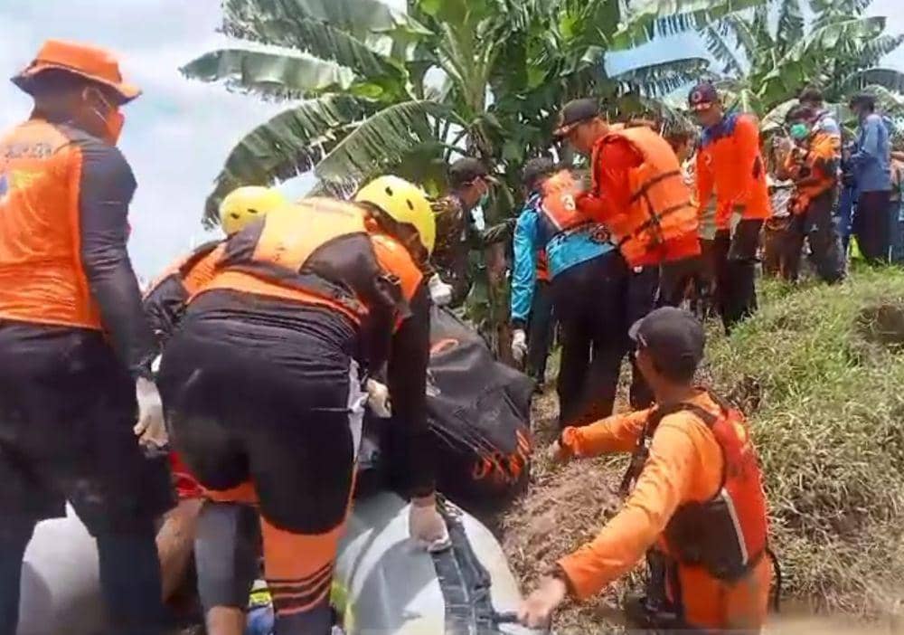 Proses evakuasi penemuan korban Enggi (19) hanyut di sungai Lampung Selatan. (Dok. Basarnas Lampung).