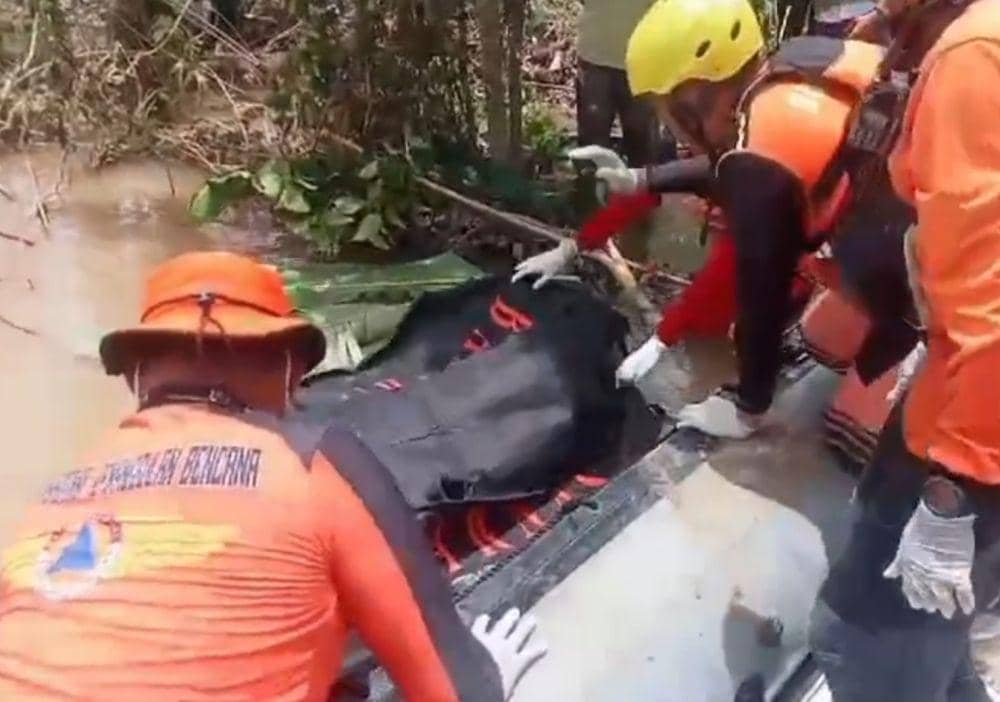 Proses evakuasi penemuan korban Enggi (19) hanyut di sungai Lampung Selatan. (Dok. Basarnas Lampung).