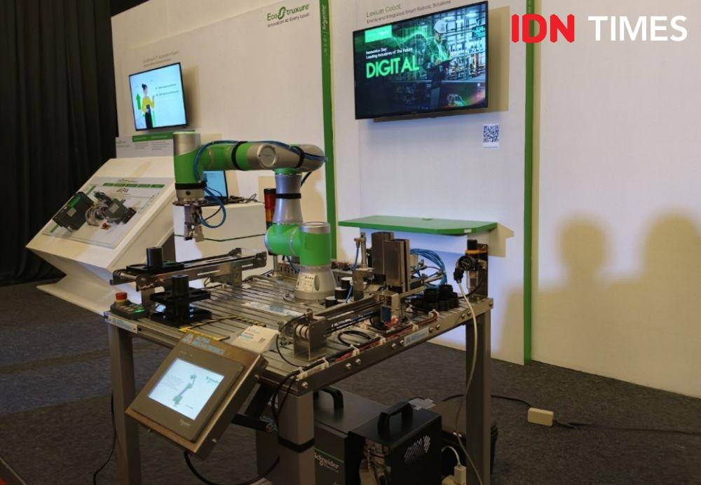 Robot yang merupakan produk dari Schneider Electric (IDN Times/Eko Agus Herianto)
