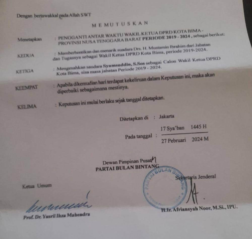 SK PAW yang ditunjukkan kepada Wakil Ketua DPRD Kota Bima, H Mustamin Ibrahim dari DPP PBB (Dok/Istimewa)