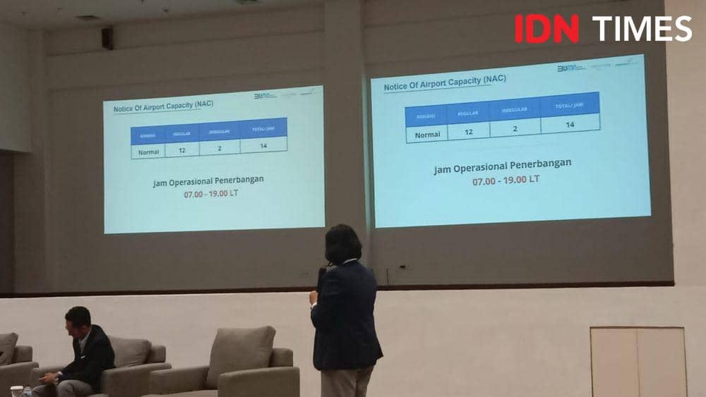 Perwakilan manajemen Bandara Ahmad Yani Semarang memaparkan ketentuan jam operasional selama momen mudik Lebaran 2024. (IDN Times/Fariz Fardianto)