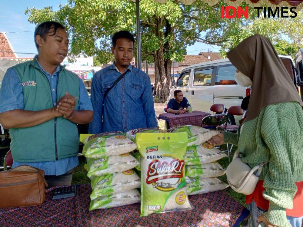 Ilustrasi beras premium.(IDN Times/Daruwaskita)